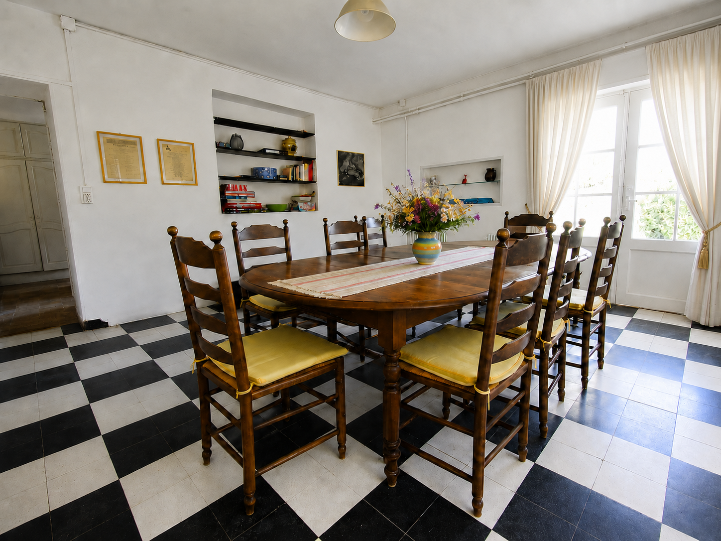 Esszimmer mit großem Tisch