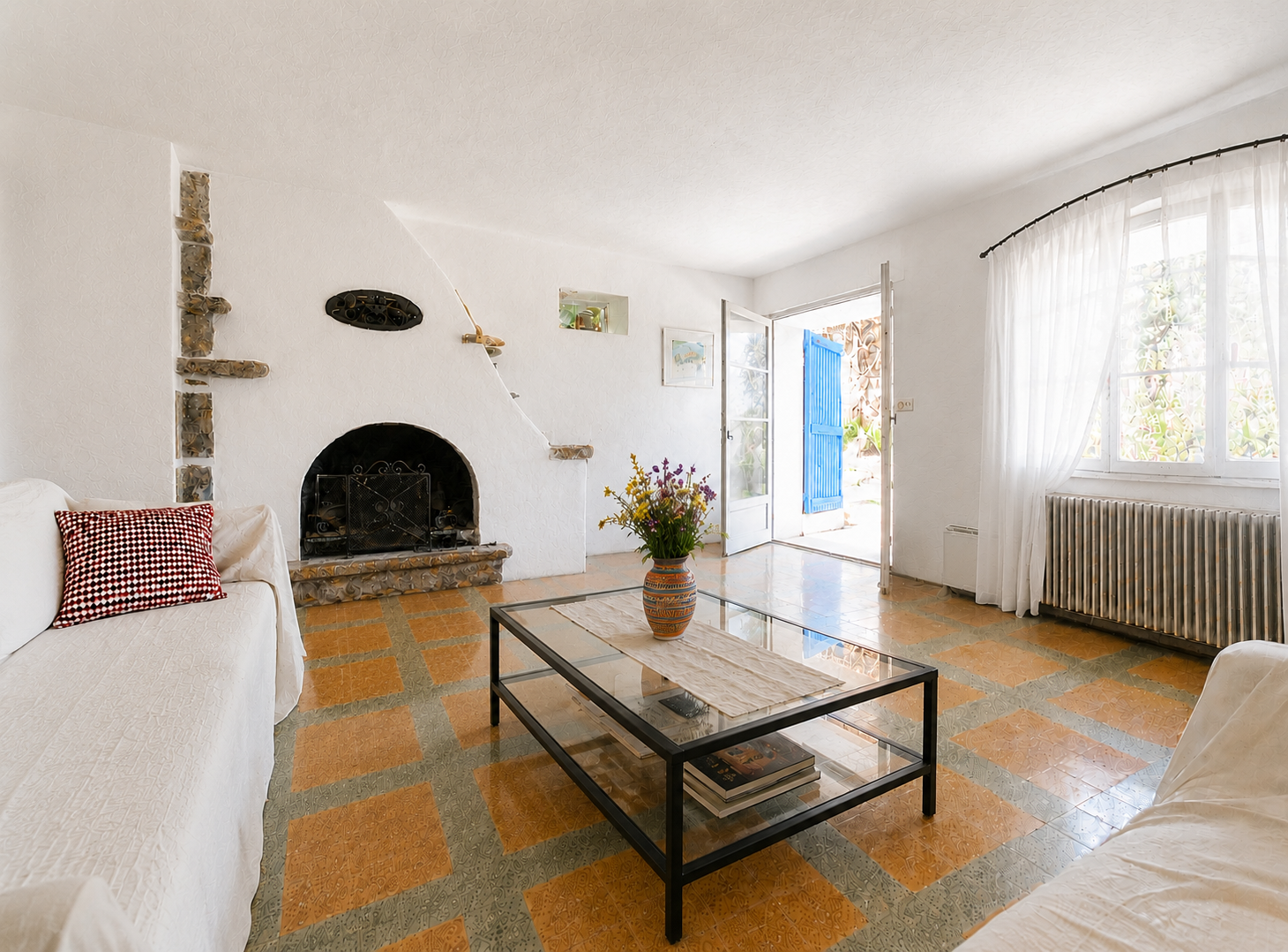 Lichte woonkamer met open haard